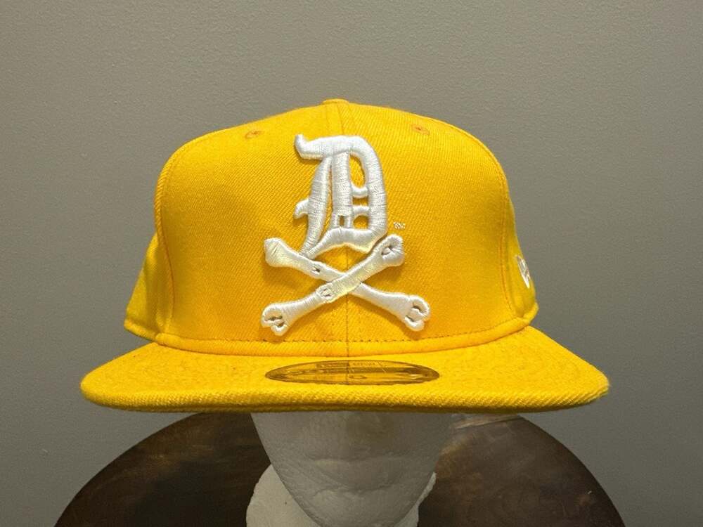 Vtg New Era 59FIFTY Desist brand  Crossbones Fitted Hat Gold‎